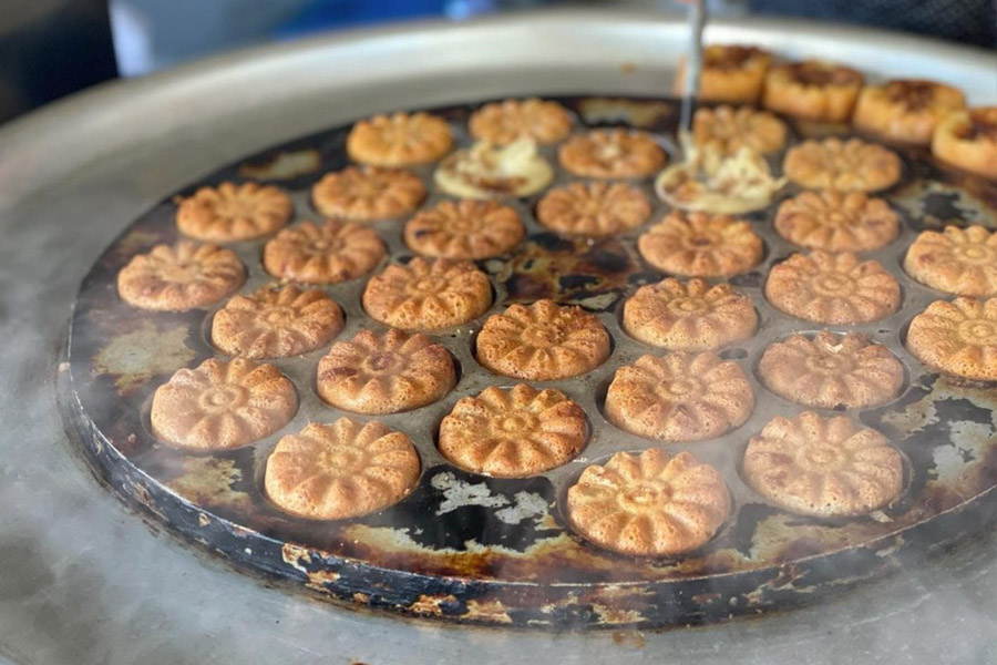 Making of Gukhhwappang on the streets of Korea, also known as Chrysanthemum Bread due to its shape