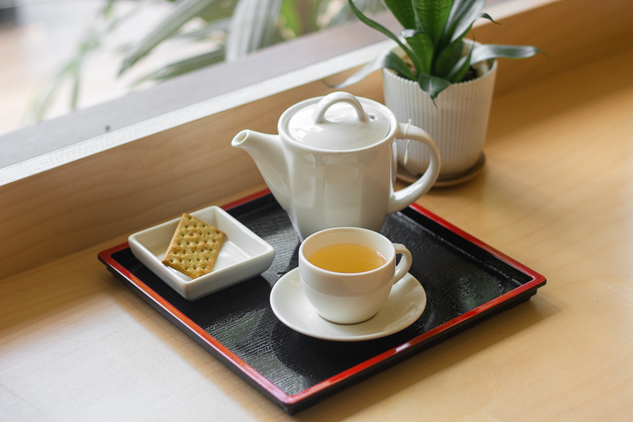 A Pot of Jing Si Oolong Tea served with a multigrain cracker at the Yishun outlet