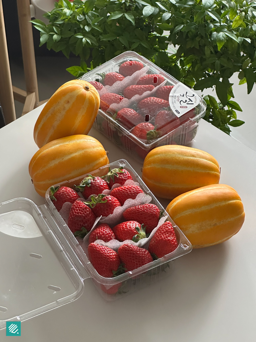 Fresh Korean melon and strawberry from Jangbom