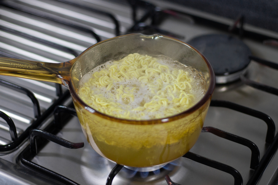 Boiling instant noodles in a transparent glass pot