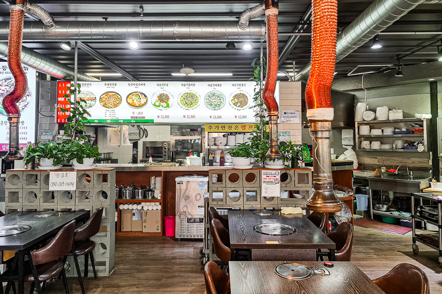 Interior of Myeongmul Charcoal Dakgalbi (명물숯불닭갈비)