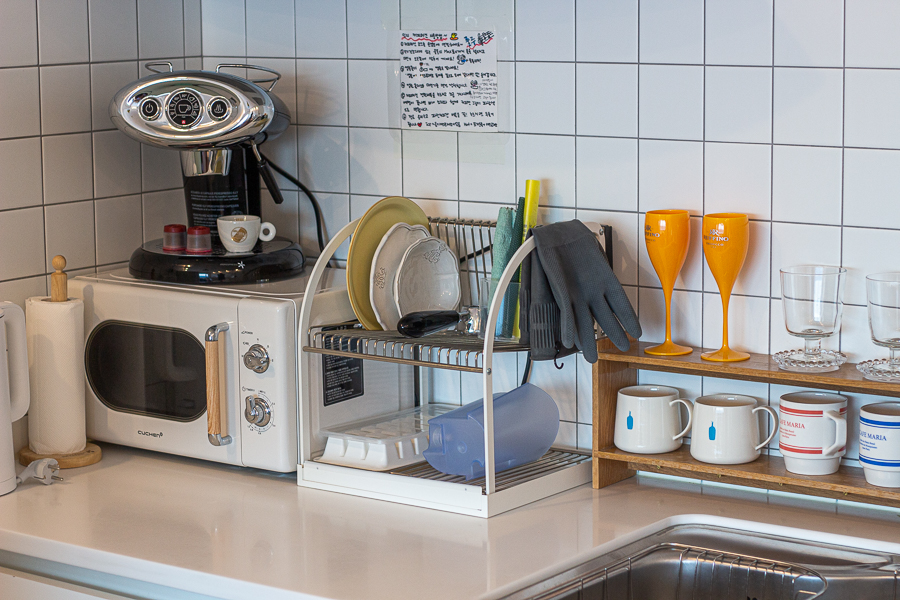 Kitchen in Sokcho Airbnb with mugs, microwave and espresso machine