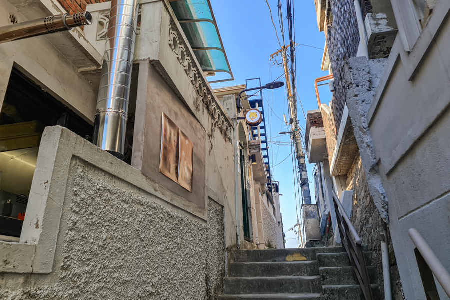 The alley in Changsin-dong that leads to Donut Jungsu Cafe