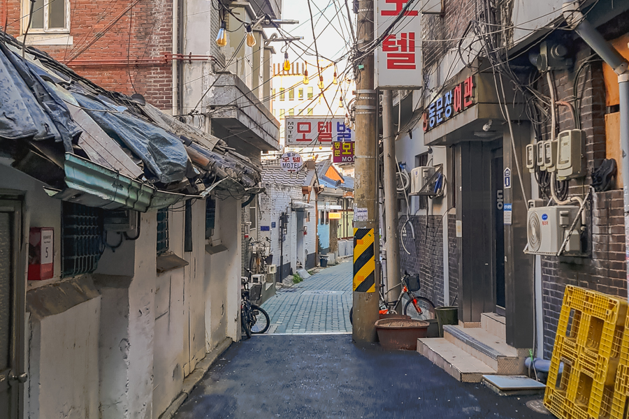 Alley leading to Cha Cha Tea Club Dongdaemun
