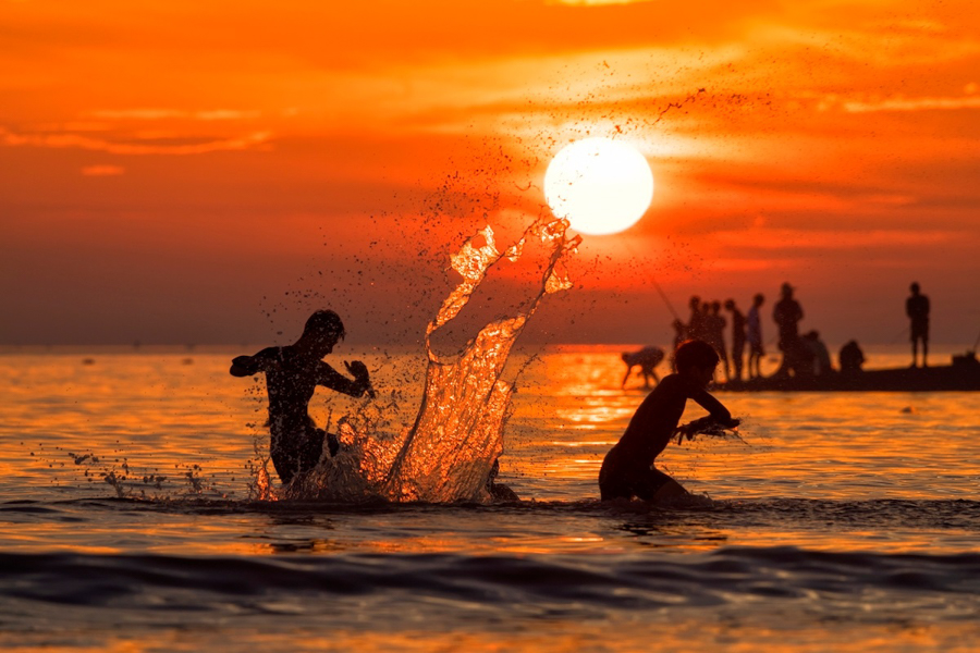 A couple playing at the Eurwangni Beach at sunset in Incheon, South Korea