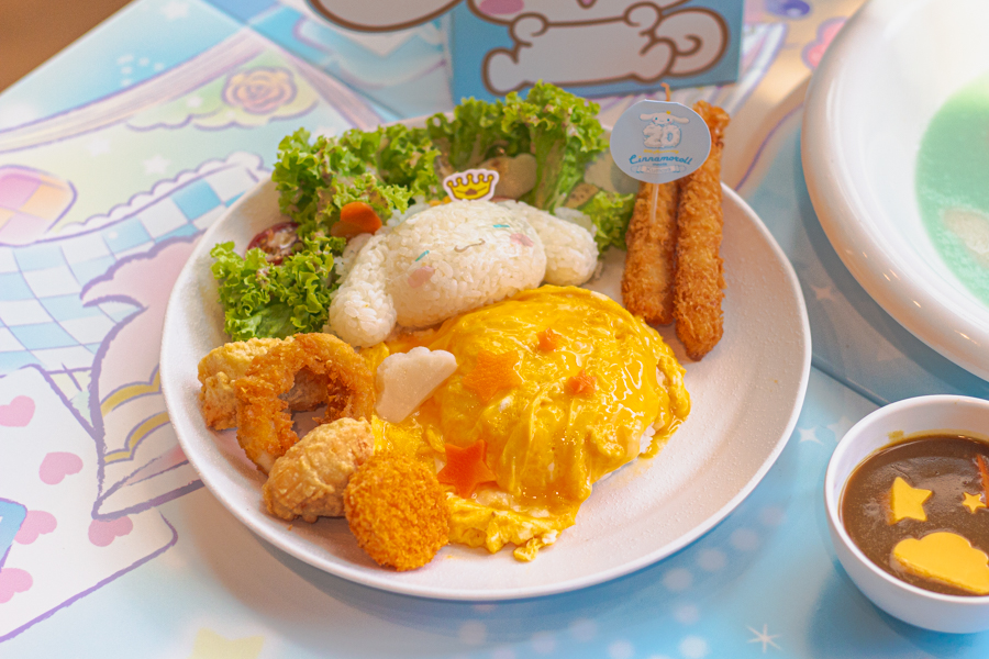 A plate of Japanese Seafood Curry Rice at the Kumoya X Cinnamoroll Pop-up cafe