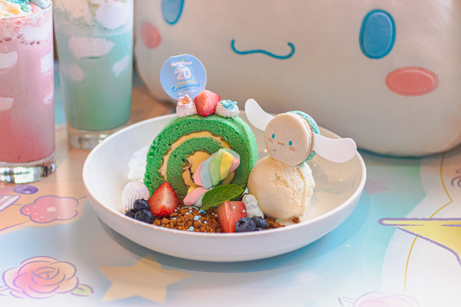 The Blueberry Swissroll with the Vanilla Frappe and Strawberry Frappe in the background at the Kumoya X Cinnamoroll Pop-up cafe
