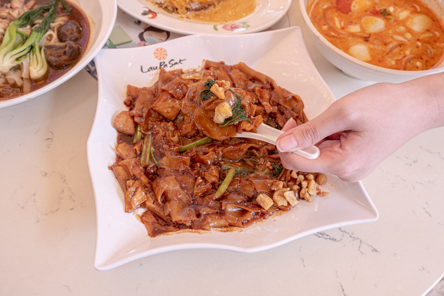 A close-up shot of the Moonlight Hor Fun by a hawker stall in Lau Pa Sat Hawker Center