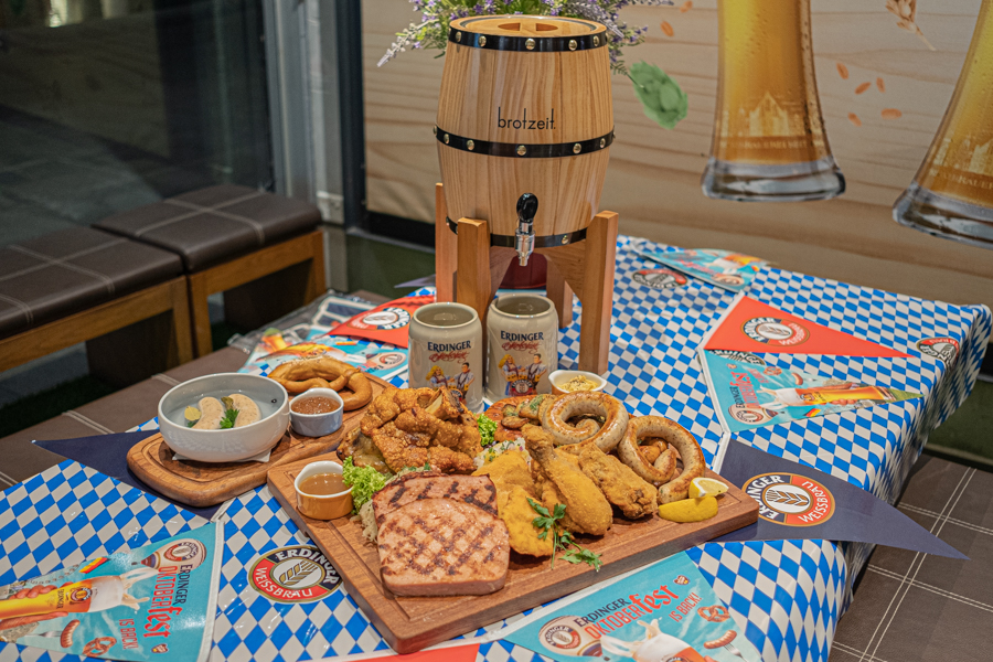 The full Brotzeit Oktoberfestplatte with Erdinger Oktoberfest beer, sausages, pork knuckle and more