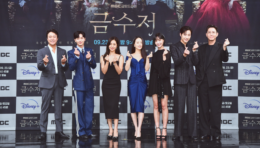 The main cast of new Korean drama The Golden Spoon including Yook Sungjae, Lee Jongwon, Yeonwoo, Choi Won Young, Son Yeo Eun, Choi Dae Chul and Han Chae Ah 