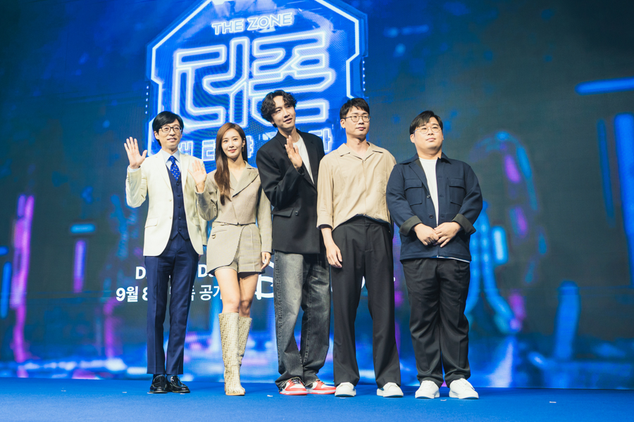 The full team behind The ZONE: Survival Mission featuring Yoo Jaeseok, Lee Kwangsoo, Kwon Yuri, Cho Hyojin and Kim Dongjin 