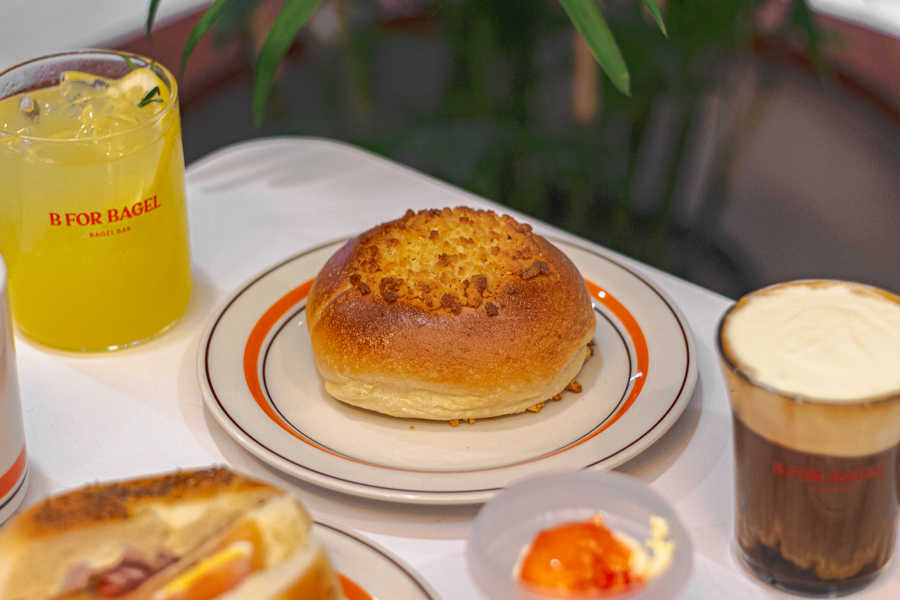 A Korean style Soboro bagel beside two drinks, a lemonde and Einspanner