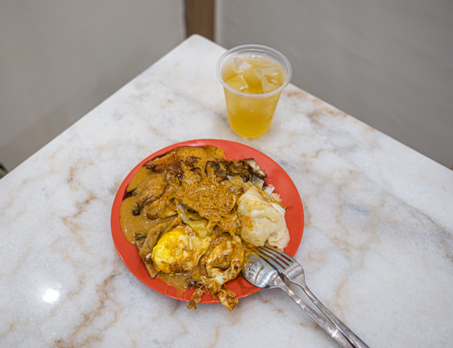 A plate of Hainanese scissors cut curry rice