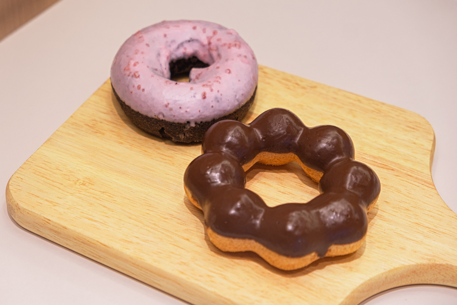 The Singapore-exclusive flavours: Chocolate Pon De Ring and Strawberry Chocolate