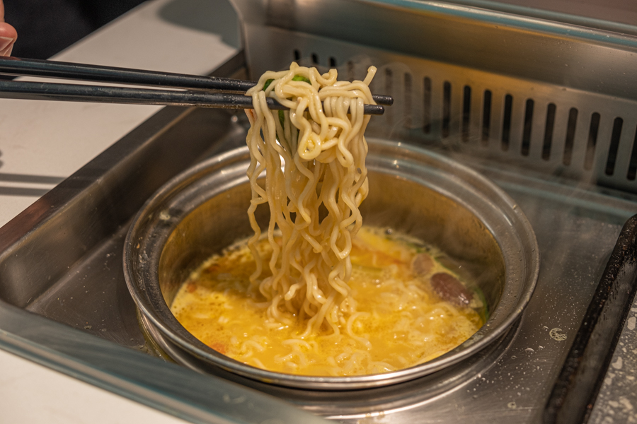 Noodles in hotpot broth
