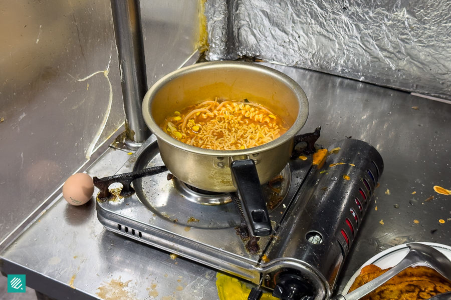 Making Ramyeon at Iljeomsa 일점사