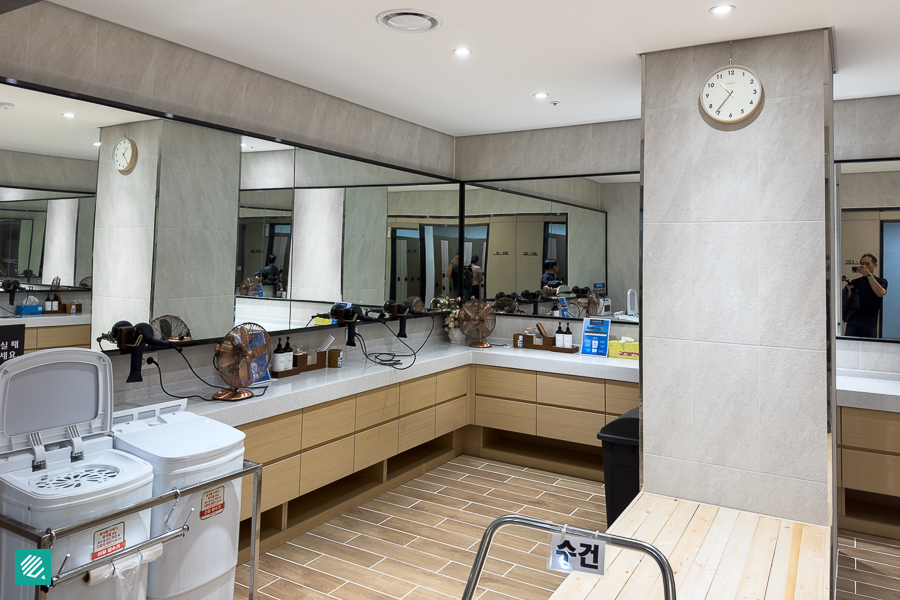 Shower and Common Area (Mens)