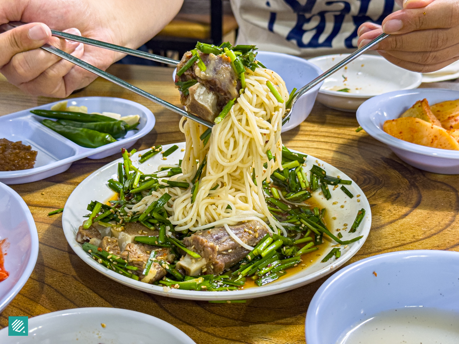 Noodles in the Oxtail Meat (꼬리수육)