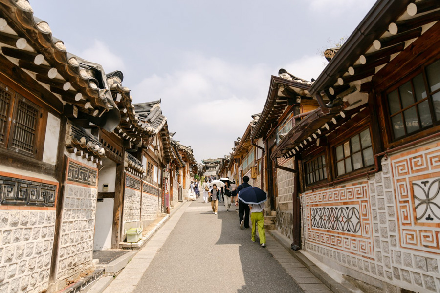 Must Visit In Places In Seoul- bukchon hanok village