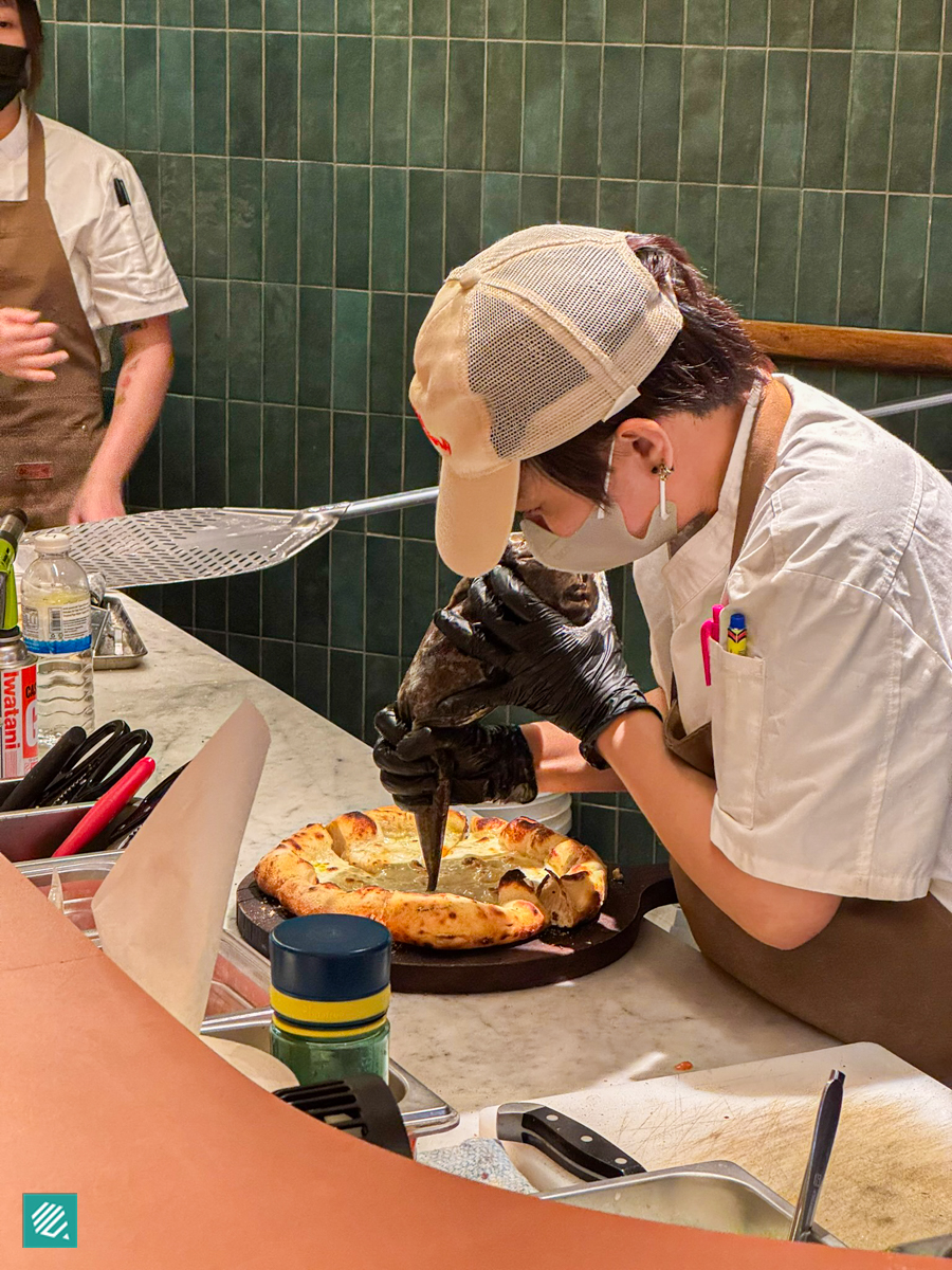 Chef preparaing Neapolitan pizza in Casa Vostra