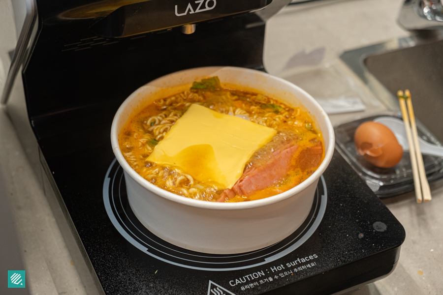 Ramen making machine at LOTTE Mart Express