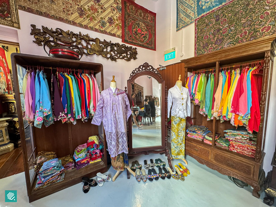 Peranakan Dress Up at Singapore Peranakan Mansion Museum