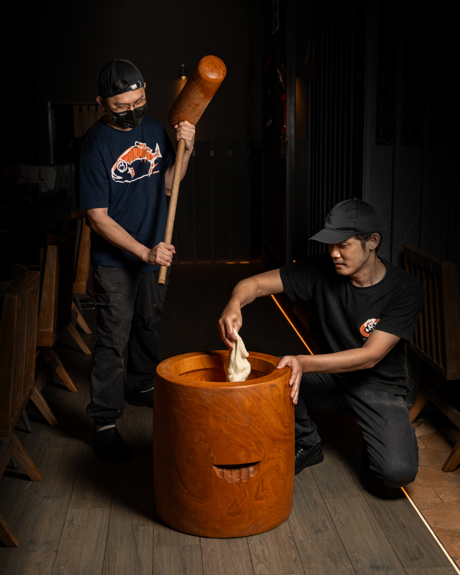 Live mochi pounding experience at Uoharu Izakaya