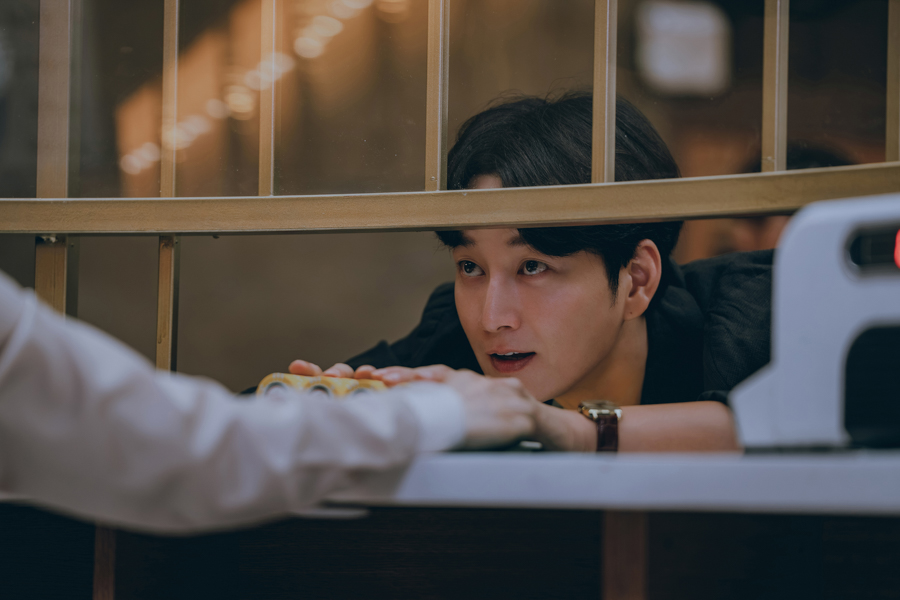 Lee Hyun Wook as Lee Dokyung in Korean drama Gold Land