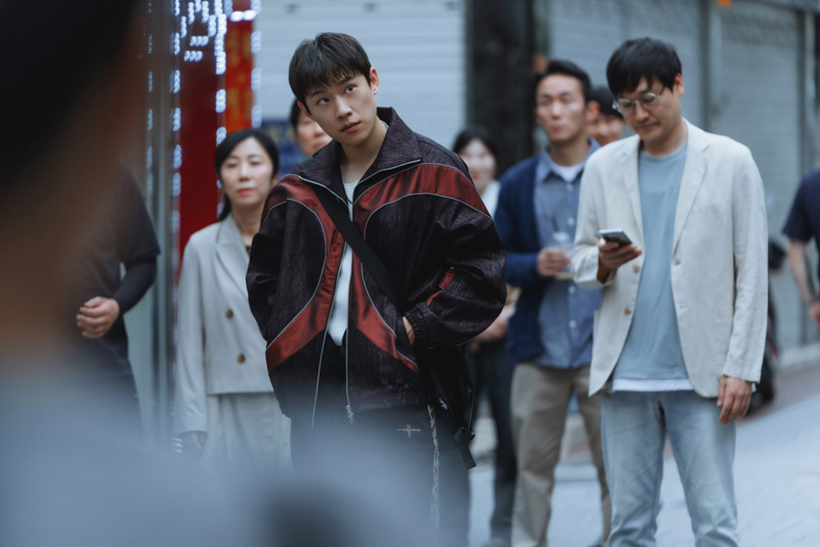 Kim Sung Cheol as Woogy/Jang Wook in Korean drama Gold Land