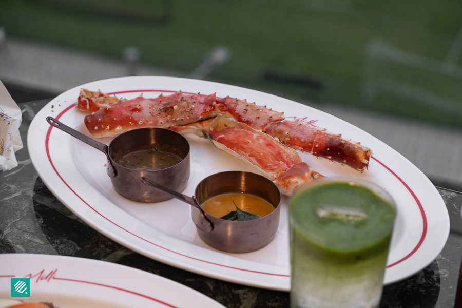 Alaskan King Crab Leg with White Pepper and Salted Egg Sauce
