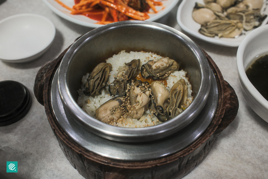 Oyster rice in a stone pot